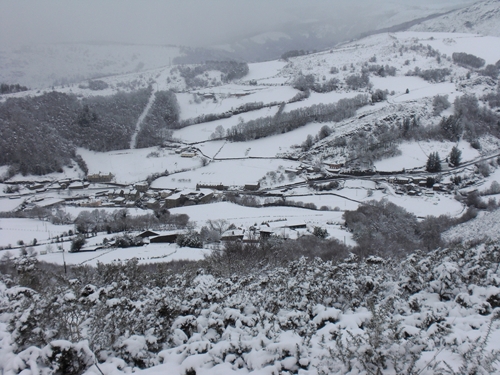 Villanueva de Oscos cubierta de nieve
